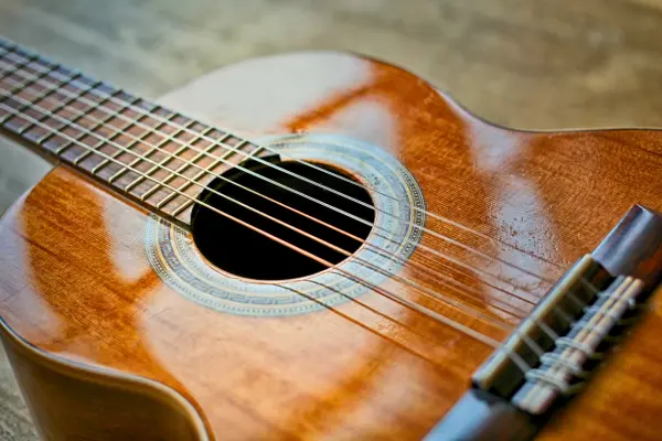 Como limpar violão corretamente sem produtos agressivos